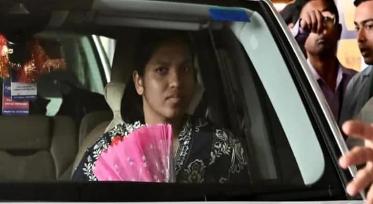 শিলিগুড়ি থেকে কলকাতায় এলেন বিশ্বকাপজয়ী ক্রিকেটার রিচা ঘোষ