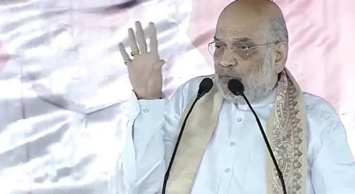 পূর্ণিয়ার একটি জনসভায় বক্তব্য রাখছেন কেন্দ্রীয় স্বরাষ্ট্রমন্ত্রী অমিত শাহ