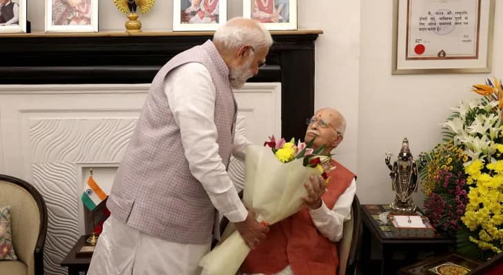 নয়াদিল্লিতে বর্ষীয়ান বিজেপি নেতা লালকৃষ্ণ আদবানির সঙ্গে দেখা করলেন প্রধানমন্ত্রী নরেন্দ্র মোদি