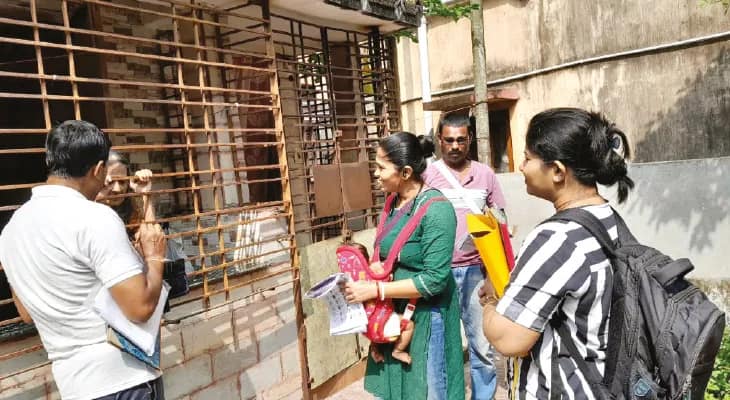 কোলে দু’মাসের শিশুকন্যা, ভোটার লিস্ট হাতে বাড়ি বাড়ি দৌড়চ্ছেন বিজেপির বিএলএ