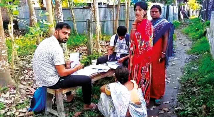নির্বাচন কমিশনের নির্দেশ উপেক্ষা জলপাইগুড়িতে, কমিউনিটি হল ও পাড়ার মোড়ে বেঞ্চ পেতে ফর্ম বিলি বিএলওর