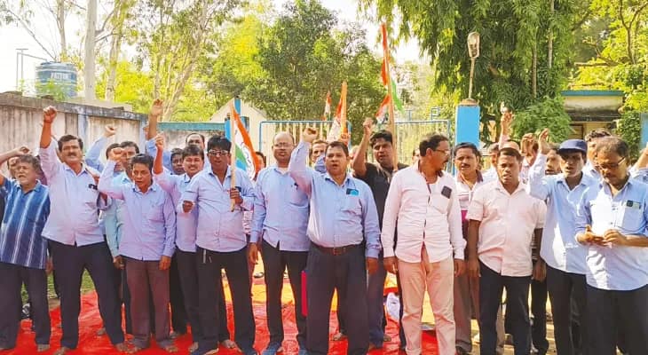 নয়া বেতন চুক্তির দাবিতে গেঁওখালি  জল প্রকল্পে বিক্ষোভ শ্রমিকদের