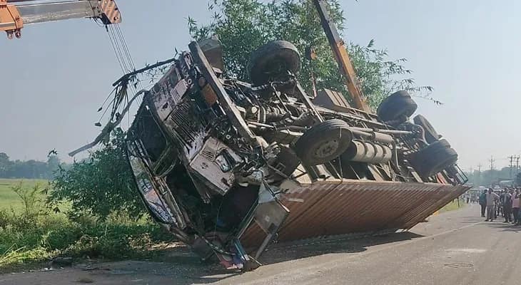 আমতার রানিহাটি রোডে বাসের সঙ্গে কন্টেনারের সংঘর্ষ, আহত একাধিক