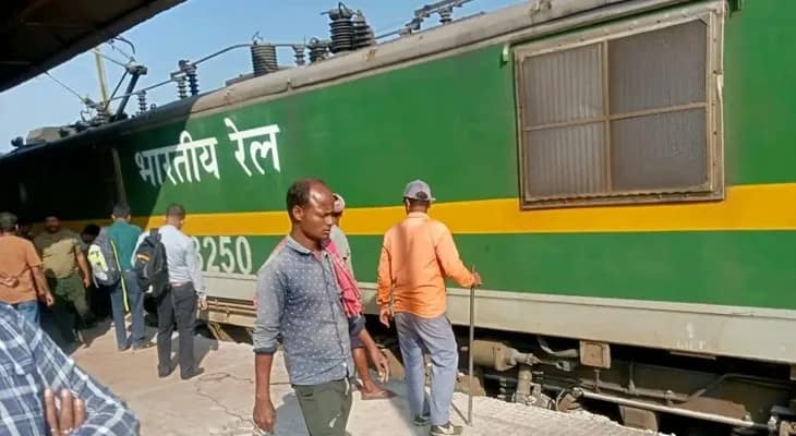 প্ল্যাটফর্মে মালগাড়ির ইঞ্জিনের ধাক্কা, চাঞ্চল্য বালিচক স্টেশনে