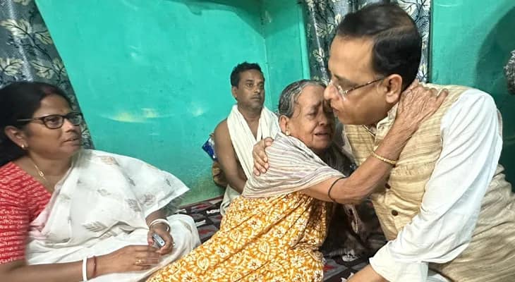 সাঁইথিয়ায় এসআইআরের-এর আতঙ্কে মৃত বিমান প্রামাণিকের বাড়িতে গেলেন রাজ্যের পরিবহণ মন্ত্রী