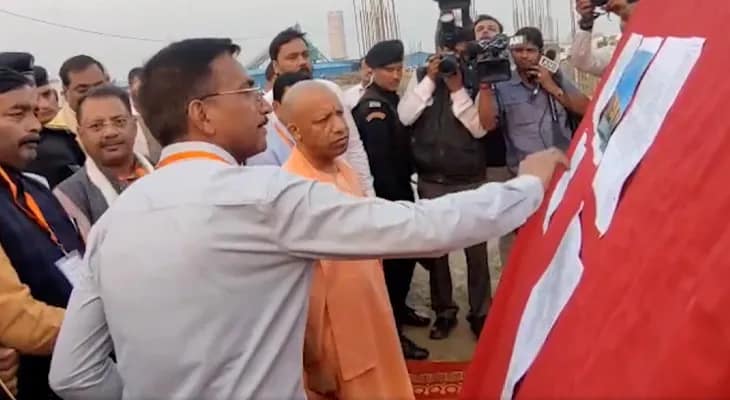 কুশীনগরে গেলেন উত্তরপ্রদেশের মুখ্যমন্ত্রী যোগী আদিত্যনাথ