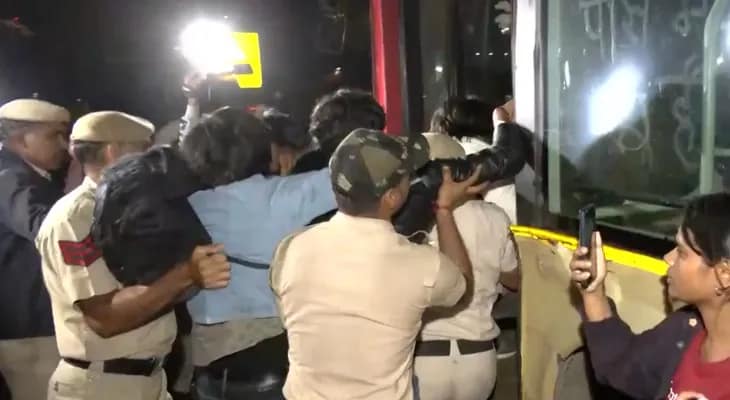 দিল্লি দূষণ: ইন্ডিয়া গেটের সামনে থেকে আন্দোলনকারীদের আটক করল পুলিশ