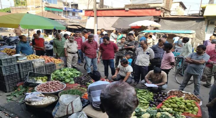 হলদিবাড়ি বাজারে হঠাৎ অভিযান প্রশাসনের, ধমক দুই ব্যবসায়ীকে, দাম বাড়ছে শীতকালীন সবজির