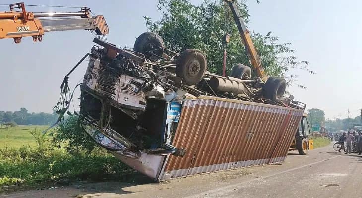 বাস ও কন্টেনারের মুখোমুখি  সংঘর্ষে মৃত চালক, আহত ৩৯