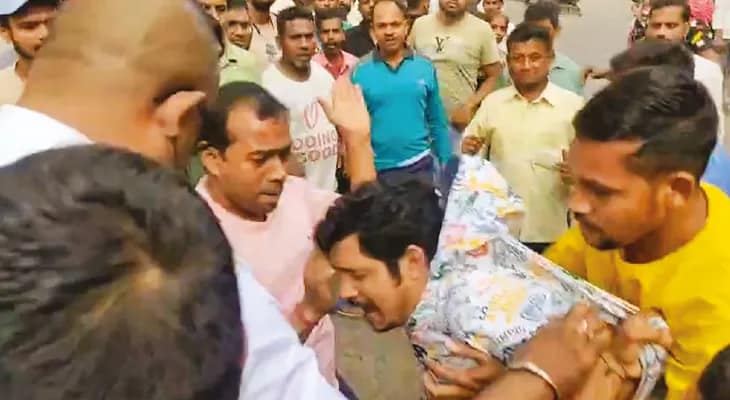 পিজিতে মোবাইল চুরির চেষ্টা, পুলিশের থেকে ছিনিয়ে গণপিটুনি