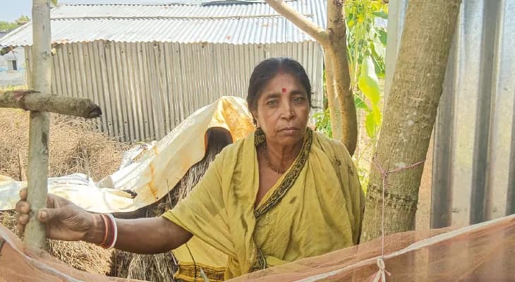 দুই ছেলে বাংলাদেশে স্কুল শিক্ষক, বাবা-মা দিনমজুরি করেন এদেশে