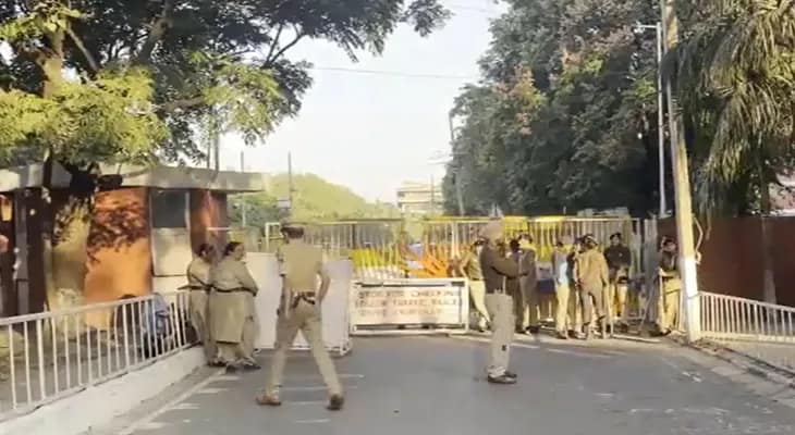 নির্বাচনের দাবি জানিয়ে আজ, সোমবার বিক্ষোভ কর্মসূচি রয়েছে পড়ুয়াদের সেই কারণে পাঞ্জাব বিশ্ববিদ্যালয়ের ক্যাম্পাসে মোতায়েন বিশাল পুলিশ