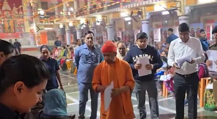 উত্তরপ্রদেশের গোরক্ষপুরে জনতা দর্শন কর্মসূচিতে মুখ্যমন্ত্রী যোগী আদিত্যনাথ