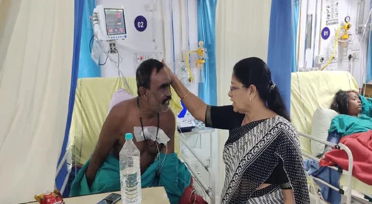 অসুস্থ মতুয়া সদস্যকে দেখতে বনগাঁ হাসপাতালে গেলেন মমতাবালা ঠাকুর