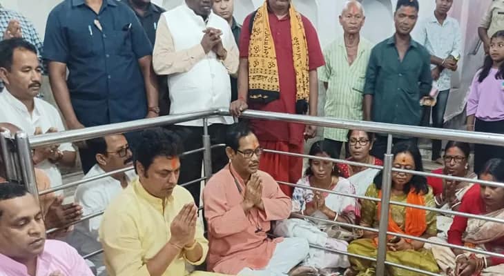 জলপাইগুড়ির ময়নাগুড়িতে জল্পেশ মন্দিরে পুজো দিলেন ত্রিপুরার প্রাক্তন মুখ্যমন্ত্রী বিপ্লব দেব