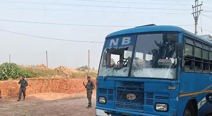 উত্তর দিনাজপুরের রায়গঞ্জের শীতগ্রামে জাতীয় সড়কের উপর দুর্ঘটনা,  বাসের ধাক্কায় মৃত ২, জখম ১