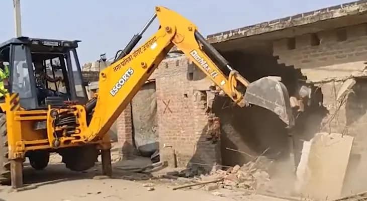 উত্তরপ্রদেশের শাহজাহানপুরে সরকারি জমিতে বেআইনিভাবে তৈরি হওয়া ৪০টি বাড়ি ভাঙল প্রশাসন