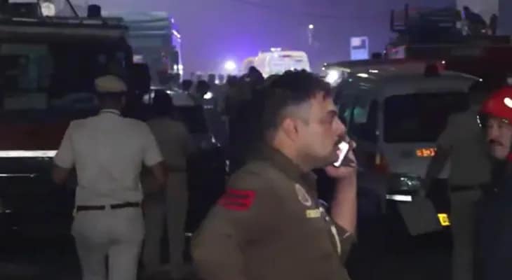 লালকেল্লার কাছে বিস্ফোরণ, একাধিক গাড়িতে আগুন, মৃত ৮