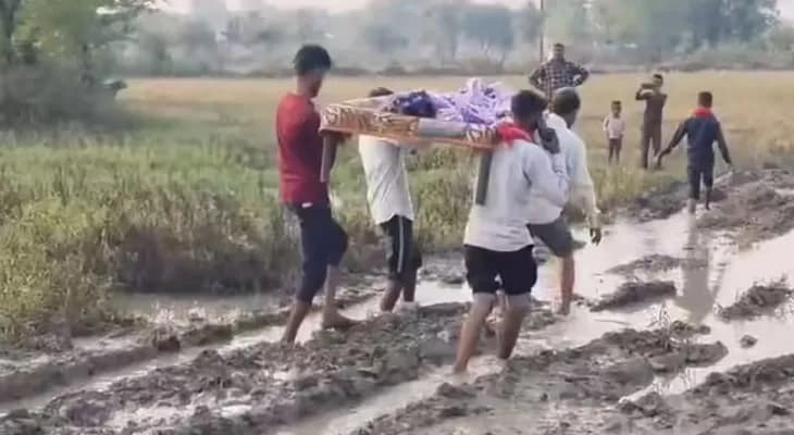 রাস্তা খারাপ, খাটে চাপিয়ে অসুস্থ বৃদ্ধাকে ফিরিয়ে আনা হল বাড়িতে