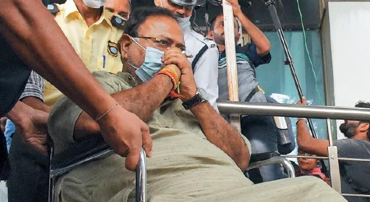 অবশেষে জামিনে ‘মুক্তি’ পেতেই প্রাক্তন শিক্ষামন্ত্রী পার্থর মুখে হাসি, নিয়োগ দুর্নীতি মামলা