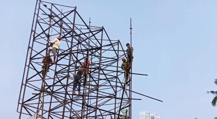 দীর্ঘদিন বকেয়া ৫০ লক্ষ, কলকাতায় ৭০ বেসরকারি ‘অ্যাড-স্পেস’ ভাঙল পুরসভা