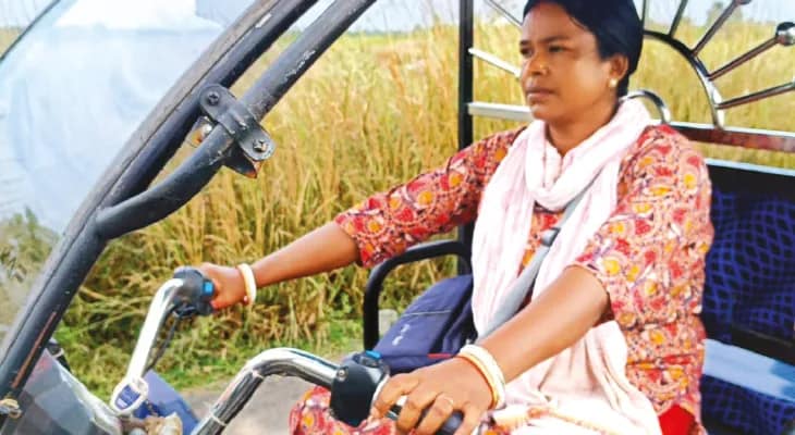 দুর্গাপুরে মহিলা টোটো চালককে ‘কটুক্তি’, সুরাহার আশ্বাস কর্মাধ‌্যক্ষের