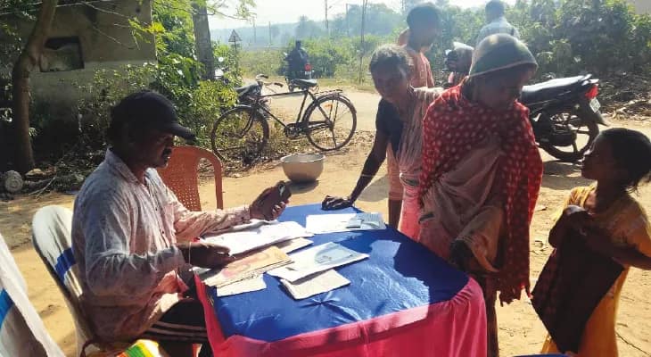 ঝাড়গ্রামে ইনিউমারেশন ফর্ম পূরণে  নাজেহাল ‘নিরক্ষর’ লোধা শবররা