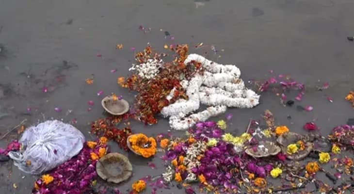 শান্তিপুরের বিসর্জন ঘাটগুলিতে এখনও ভাসছে কাঠামো, ফুল