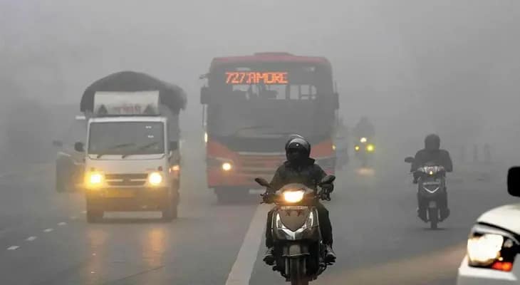 দূষণে জেরবার দিল্লিতে কার্যকর হল ‘গ্র্যাব-থ্রি’ বিধিনিষেধ