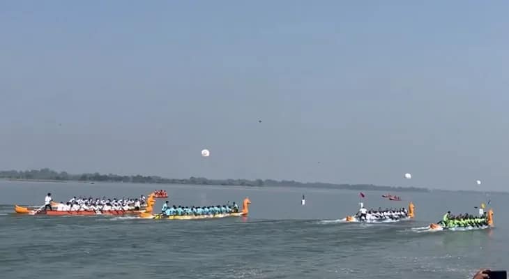 কটকের মহানদীতে নৌকাবাইচ প্রতিযোগিতা