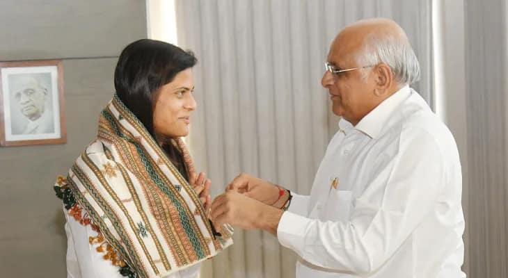 গান্ধীনগরে গুজরাতের মুখ্যমন্ত্রী ভূপেন্দ্র প্যাটেলের সঙ্গে দেখা করলেন বিশ্বকাপজয়ী মহিলা ক্রিকেটার রাধা যাদব