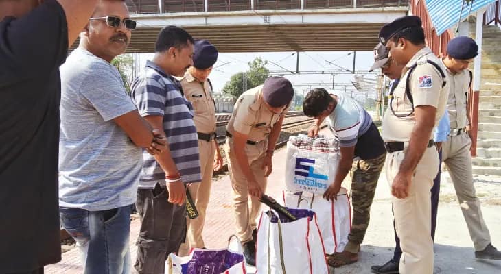 স্টেশনে স্নিফার ডগ, রাস্তায় মোতায়েন পুলিশ, দিল্লি বিস্ফোরণ: উত্তরবঙ্গজুড়ে সতর্কতা, ট্রেনে-বাসে তল্লাশি
