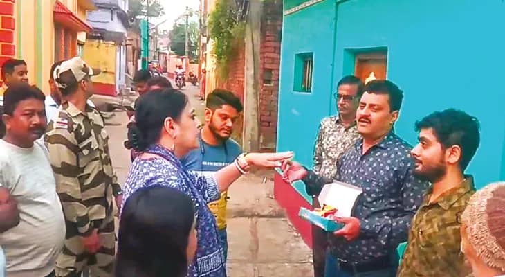 অভিনব প্রতিবাদ, অগ্নিমিত্রাকে মিষ্টি খাইয়ে কাজের হিসেব চাইলেন জনতা