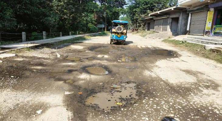 সাত কিমি রাস্তা বেহাল, নরক যন্ত্রণা চারটি গ্রামের বাসিন্দাদের