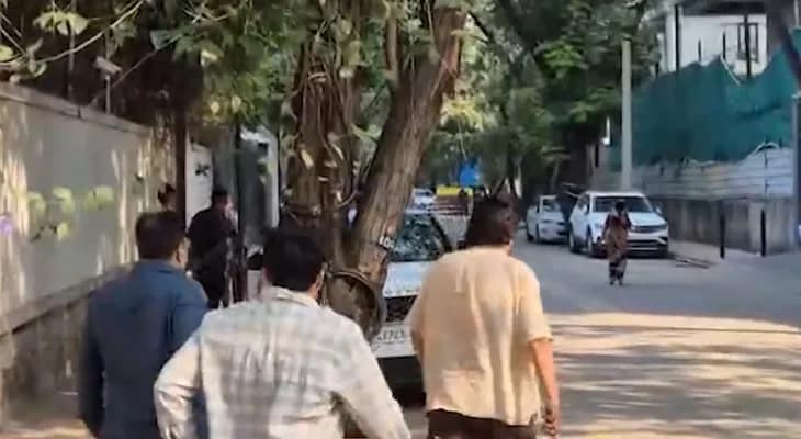 মুম্বইয়ে ধর্মেন্দ্র’র বাসভবনে গেলেন তাঁর আত্মীয় তথা ‘জিদ্দি’র পরিচালক গুড্ডু ধানোয়া