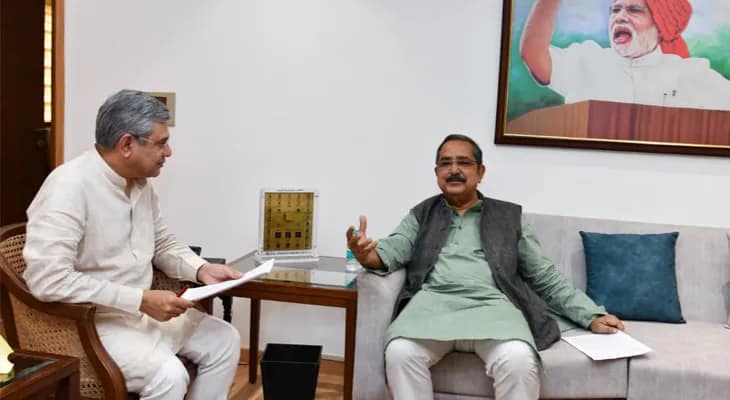 দিল্লিতে রেলমন্ত্রী অশ্বিনী বৈষ্ণবের সঙ্গে দেখা করলেন বালুরঘাটের বিজেপি বিধায়ক অশোক লাহিড়ি