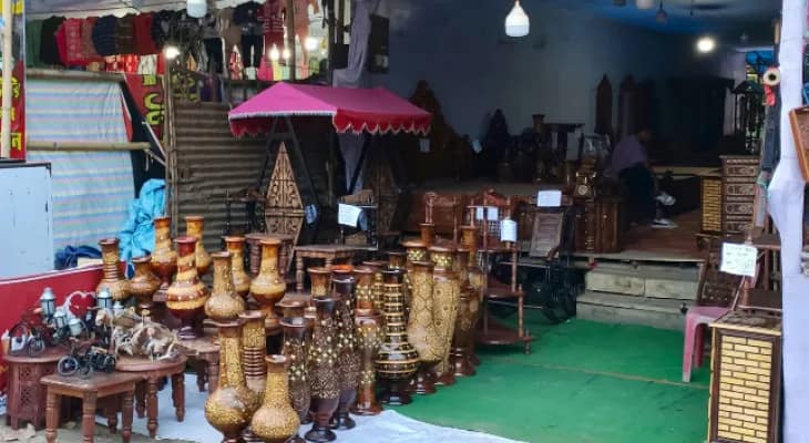 রাসমেলায় হিট শীতবস্ত্র, উত্তরপ্রদেশের কারুকার্য খচিত আসবাবপত্র কিনতে ভিড়