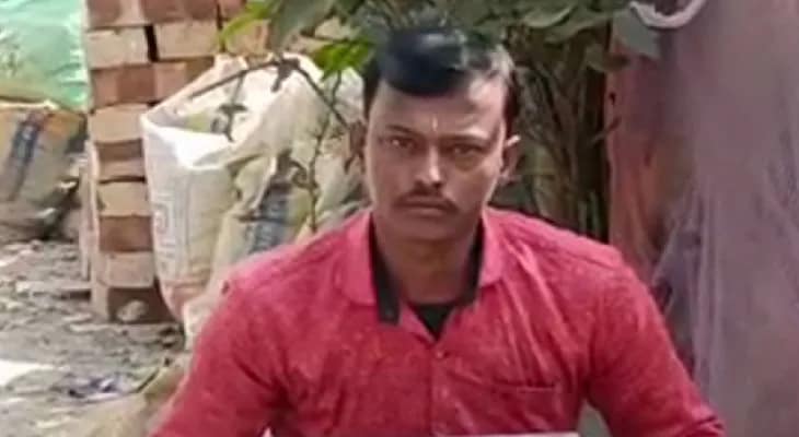 বারাসত: স্ত্রী-সন্তান ফিরে পেতে শ্বশুরবাড়ির সামনেই ধরনা