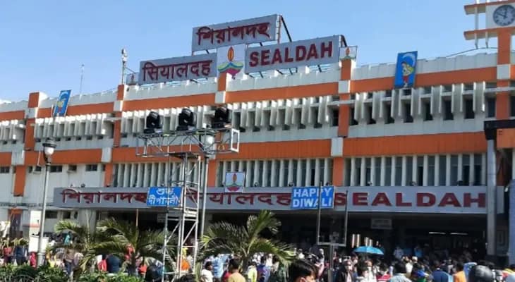 স্টেশনে ঢোকার মুখে ট্রেন স্লো হতেই ছিনতাই, চিন্তায় শিয়ালদহ জিআরপি