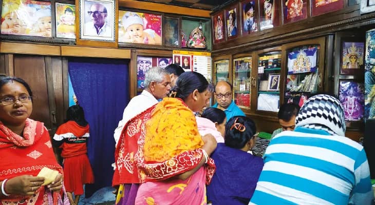 মাছি তাড়ানো স্টুডিওগুলোতে এখন ছবি তোলার লাইন, পোয়াবারো মালিকদের