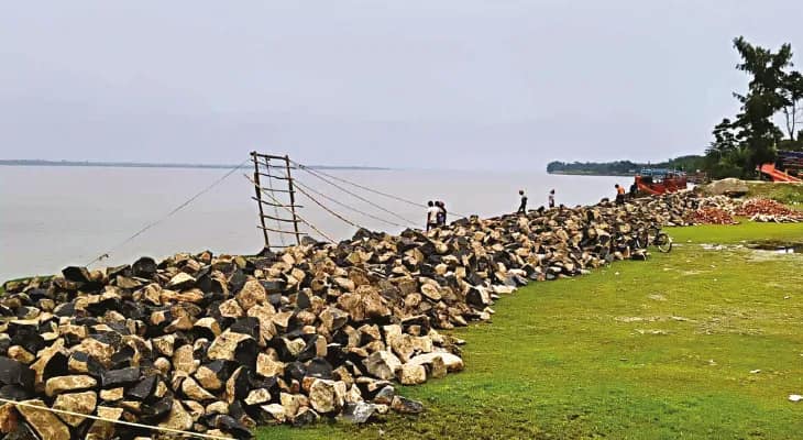 রূপনারায়ণের ভাঙন নিয়ে উদ্বেগ বোল্ডার পিচিং করছে সেচদপ্তর