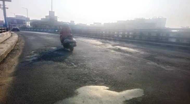 নাগেরবাজার উড়ালপুলে খানাখন্দ, সংস্কারের দাবি