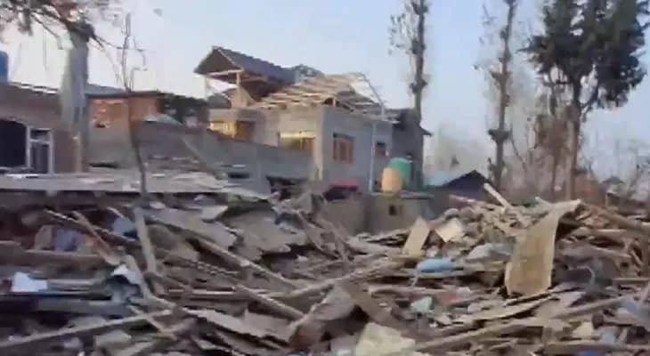 দিল্লিতে বিস্ফোরণকাণ্ড: সন্দেহভাজন আত্মঘাতী জঙ্গি উমরের পুলওয়ামার বাড়ি গুঁড়িয়ে দিল জম্মু ও কাশ্মীর প্রশাসন