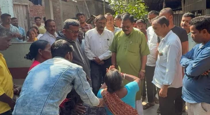 জলপাইগুড়ির আমবাড়িতে এসআইআর আতঙ্কে আত্মঘাতী ভুবনচন্দ্র রায়ের পরিবারের সঙ্গে দেখা করলেন রাজগঞ্জের তৃণমূল বিধায়ক খগেশ্বর রায়