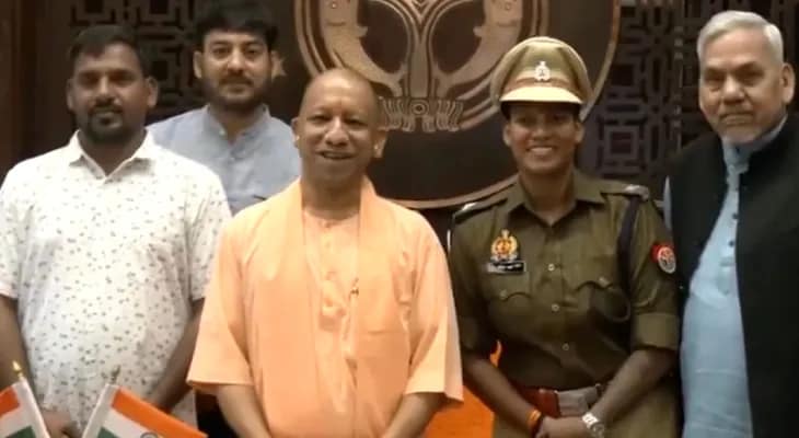 লখনউতে উত্তরপ্রদেশের মুখ্যমন্ত্রী যোগী আদিত্যনাথের সঙ্গে দেখা করলেন মহিলা বিশ্বকাপজয়ী ক্রিকেটার তথা ডিএসপি দীপ্তি শর্মা