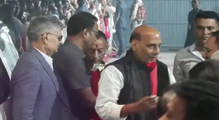 দিল্লিতে পার্টি অফিসে পৌঁছলেন প্রতিরক্ষামন্ত্রী রাজনাথ সিং