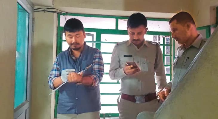 ছাত্রীর মৃত্যু: ঘটনাস্থলে নমুনা  সংগ্রহ করল ফরেন্সিক দল, ৪৮ ঘণ্টা পরও অধরা অভিযুক্ত