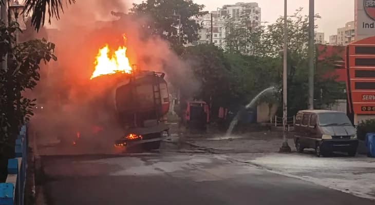 নিউটাউনের পাম্পে পেট্রল আনলোডের সময় ট্যাঙ্কারে আগুন, ব্যাহত যান চলাচল