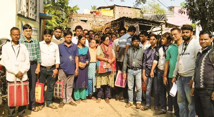 দক্ষিণবঙ্গজুড়ে এসআইআর: ভীষণ কাজের চাপ, প্রশাসনের বৈঠক ছাড়লেন ক্ষুব্ধ বিএলওরা