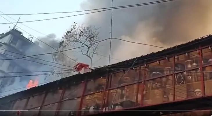 কলকাতার এজরা স্ট্রিটের ইলেকট্রিক সরঞ্জামের গুদামে বিধ্বংসী আগুন, দমকলের কুড়িটা ইঞ্জিন কাজ করছে